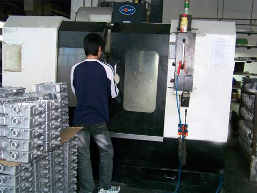 壓鑄模具飛料？壓軸廠老司機(jī)教你這樣做